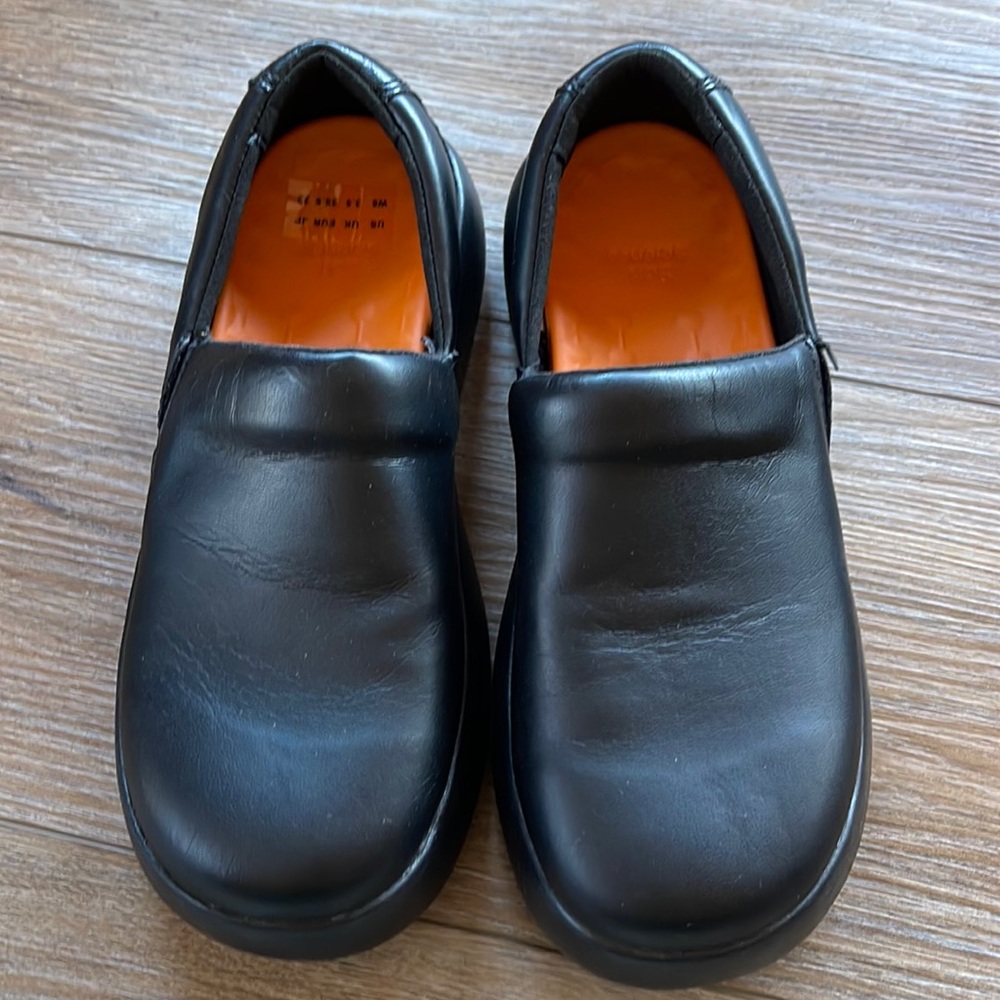 Soft Science size 6 slip on slip resistant shoes